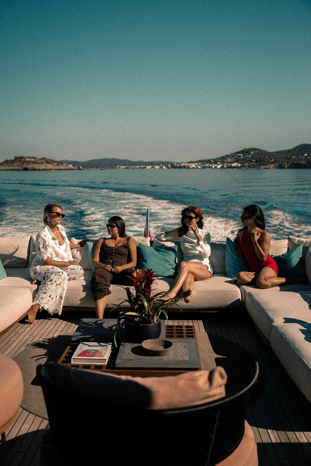 Sorties à la journée — Huit heures, votre groupe, votre route. Le charter classique d'Ibiza.